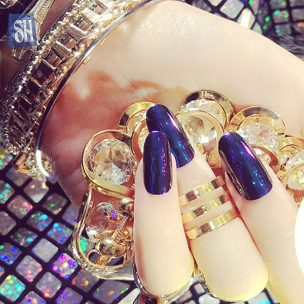 أظافر زرقاء لامعة