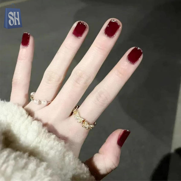 أظافر بورجوندي مع لمسة ذهبية