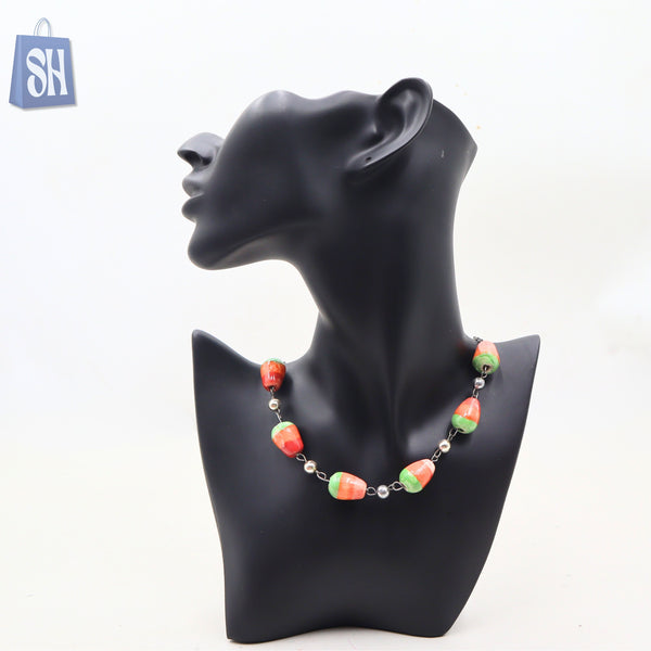 قلادة من الخرز مطلية يدويًا مع لمسات خضراء وحمراء.