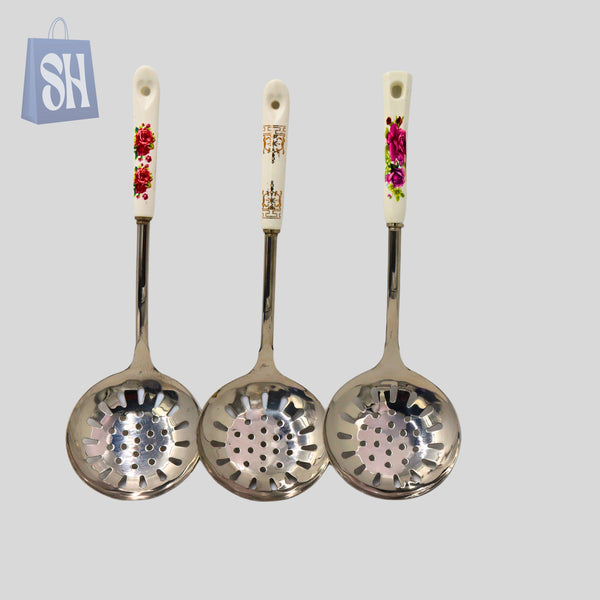 ملعقة تصفية معدنية بمقبض مزخرف – عملية وأناقة في آنٍ واحد!