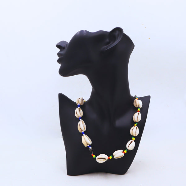قلادة مصنوعة يدويًا من صدفة الكاوري مع حبات متعددة الألوان.