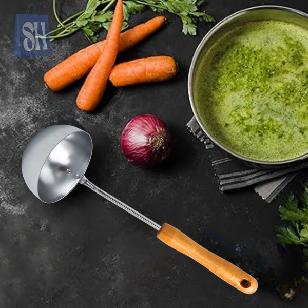 مغرفة معدنية بمقبض خشبي أنيق