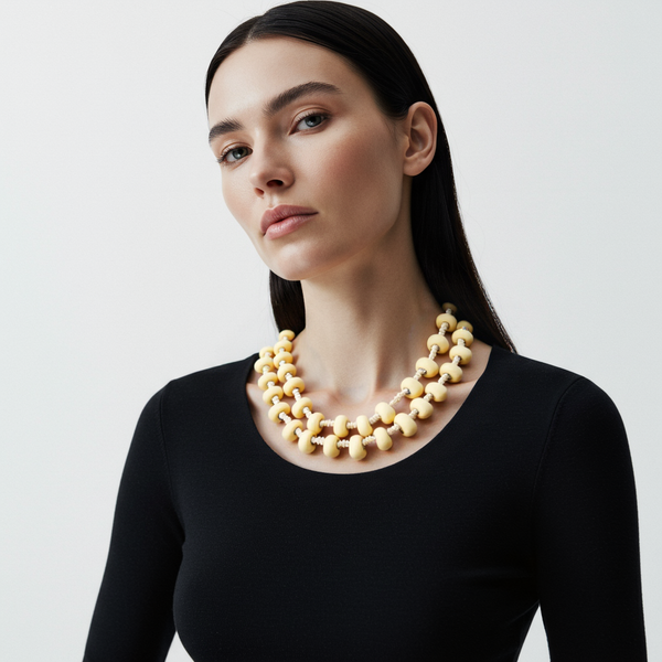 قلادة من الخرز مستوحاة من اللؤلؤ الذهبي