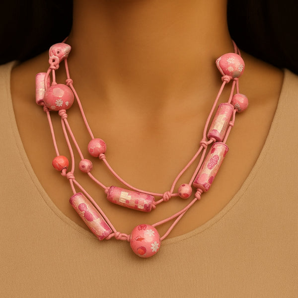 قلادة من الخرز الوردي النابض بالحياة مصنوعة يدويًا