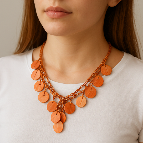 قلادة قرصية من الصدف المرجانية.