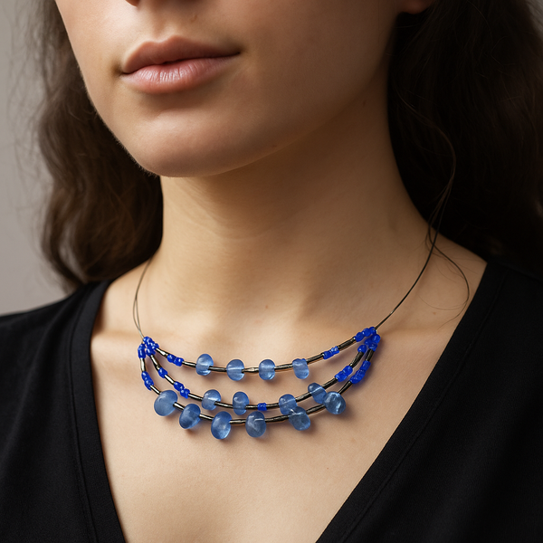 قلادة أنيقة من الخرز الأزرق على شكل دمعة.