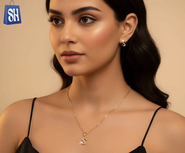 طقم مجوهرات ذهبي بحرف "S" - قلادة وأقراط