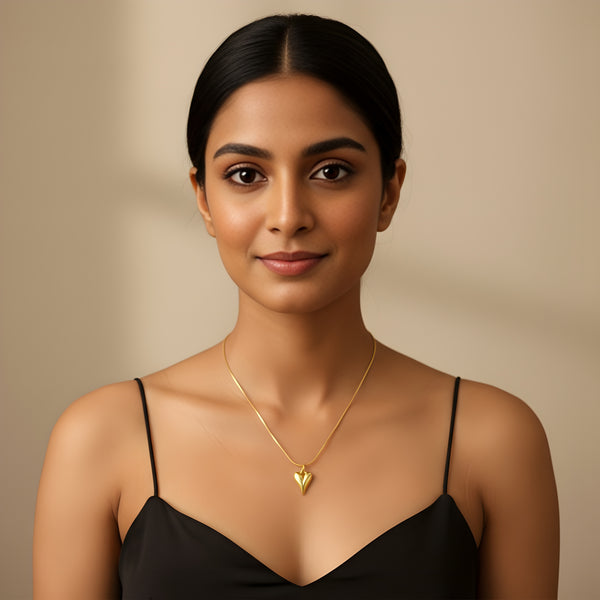 قلادة على شكل قلب