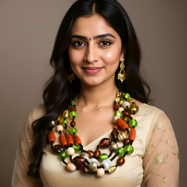 قلادة من الخرز الملون متعدد الطبقات