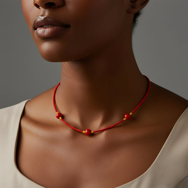 قلادة قصيرة من الخرز الأحمر بتصميم بسيط.