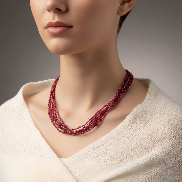 قلادة من الخرز متعدد الخيوط باللون البورغندي.
