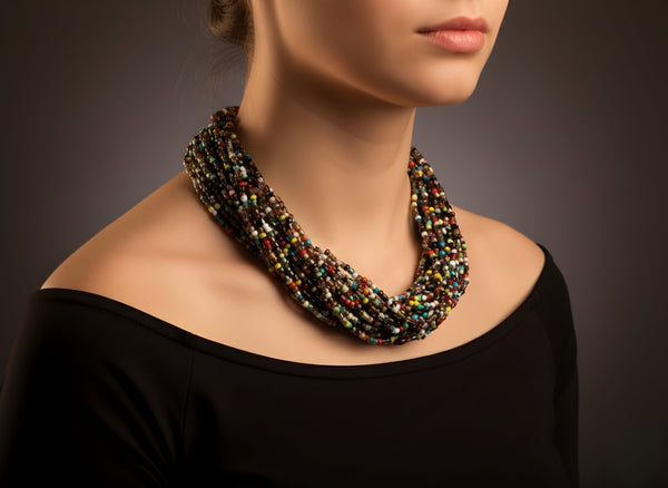 قلادة من الخرز الملون متعدد الخيوط.