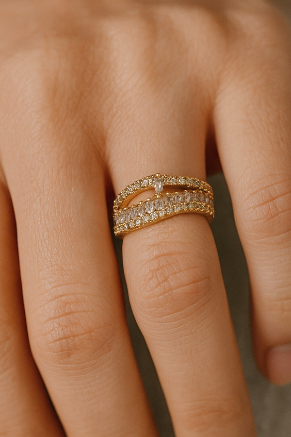 خاتم ذهبي مرصع بالكريستال