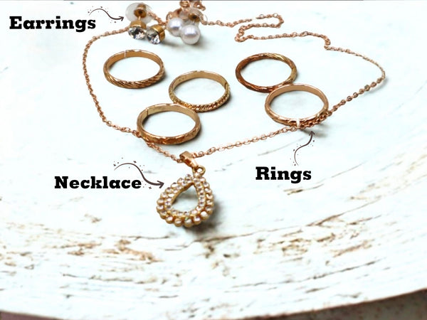 مجموعة هدايا مجوهرات أنيقة باللون الذهبي.