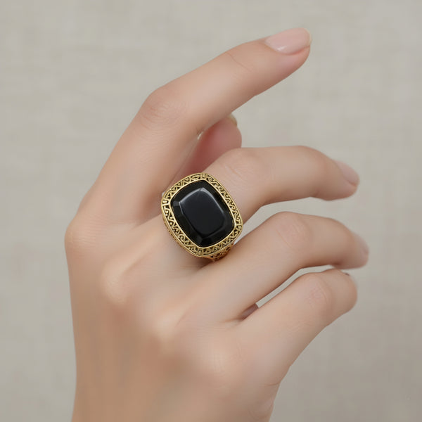 خاتم بحجر أسود