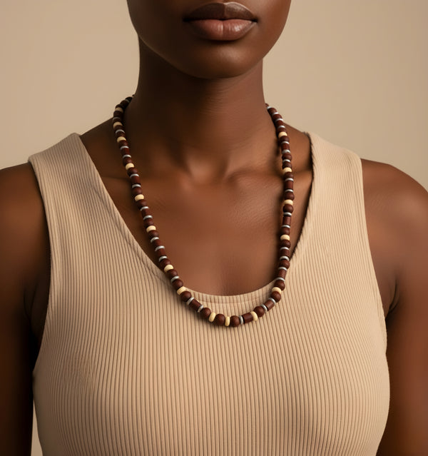 قلادة من الخرز الريفي باللونين الأحمر والكريمي.