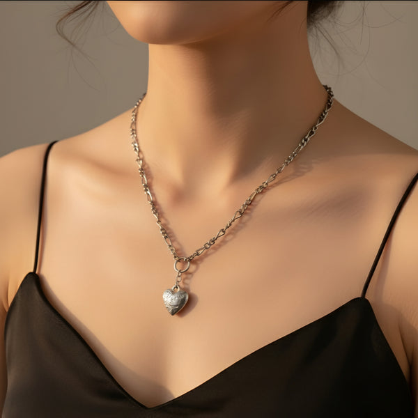 قلادة سلسلة على شكل قلب من الفضة.