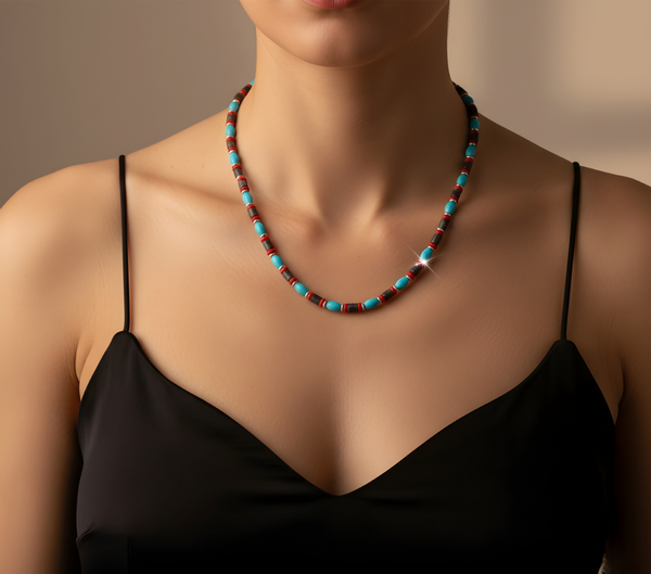 قلادة من الخرز الفيروزي والماهوجني.